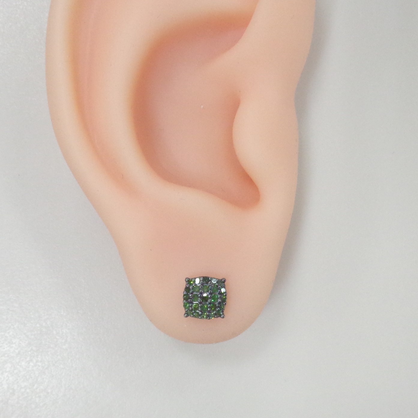 Серебряные серьги-пусеты с зелеными бриллиантами